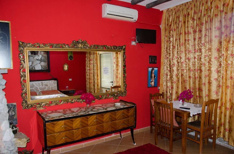 Hotel Vila "Oda E Miqve" Vlorë Esterno foto